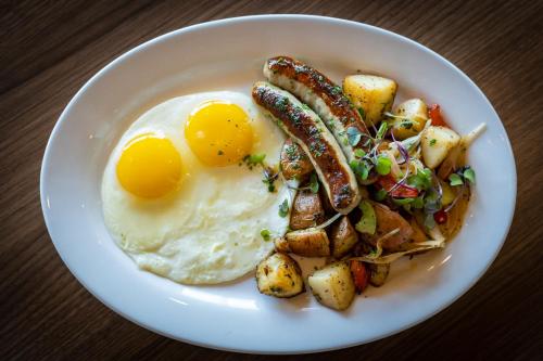 un plato de desayuno con huevos y patatas en Courtyard by Marriott Atlanta Dunwoody, en Atlanta