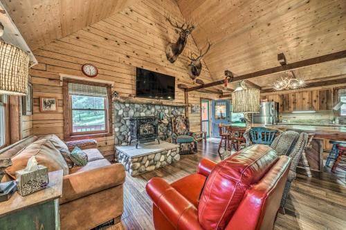 Tree-Lined Pollys Perch with Mountain Views! – Photos 3