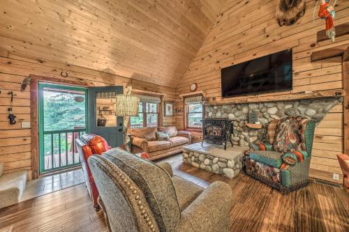 Tree-Lined Pollys Perch with Mountain Views! – Photos 4