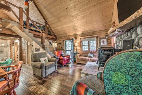 Tree-Lined Pollys Perch with Mountain Views! – Photos 5