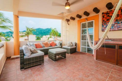 a living room with a couch and a table at Relaxing Village, Acapulco Diamante, Rooftop in Acapulco