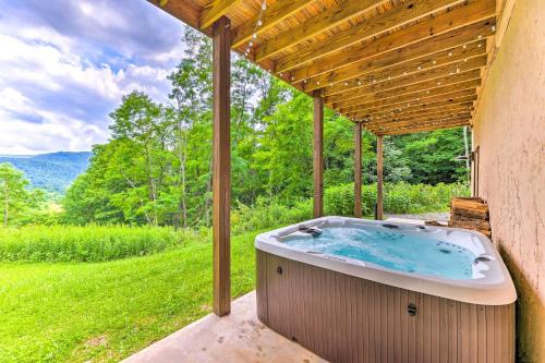 Slaty ForkにあるSlaty Fork Escape with Mountain View and Hot Tub!の眺めの良いパーゴラの下にあるホットタブ