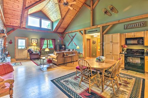 Slaty ForkにあるSlaty Fork Escape with Mountain View and Hot Tub!の木製の天井とテーブルのあるリビングルーム