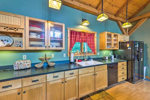 Slaty Fork Escape with Mountain View and Hot Tub!にあるキッチンまたは簡易キッチン