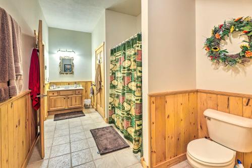 La salle de bains est pourvue de toilettes et d'un lavabo. dans l'établissement Slaty Fork Escape with Mountain View and Hot Tub!, à Slaty Fork