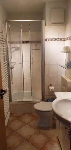 y baño con ducha, aseo y lavamanos. en Ferienidyll Langeoog en Langeoog