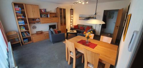 a living room with a table and a living room with a couch at Ferienidyll Langeoog in Langeoog