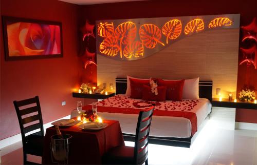 - une chambre avec un lit, une table et des chaises dans l'établissement Auto Hotel Deluxe, à El Alcanfor