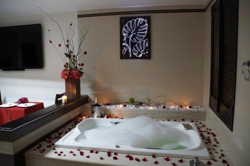 a bath tub with christmas lights in a bathroom at Auto Hotel Deluxe in El Alcanfor