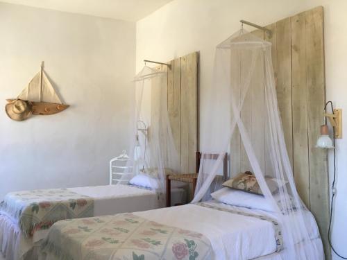 1 dormitorio con 2 camas y dosel en La Cuevita, en La Paloma