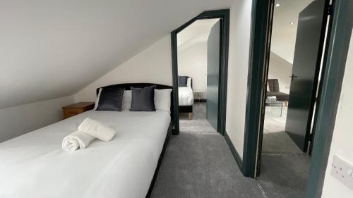 Lovely 2 Bed Apartment by YO ROOM- Leicester City- Free Parking في ليستر: غرفة نوم بسرير أبيض مع مرآة