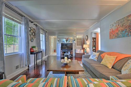 ein Wohnzimmer mit einem Sofa und einem Couchtisch in der Unterkunft Vibrant Hyattsville Home 7 Mi to Downtown DC! in Hyattsville
