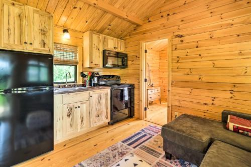 Kuchyň nebo kuchyňský kout v ubytování Grill and River Access Tiny Cabin in Sparta!