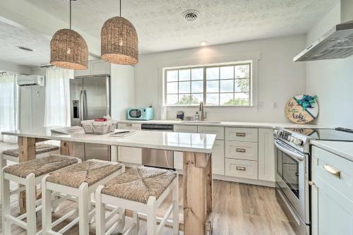 Dapur atau dapur kecil di Cherokee Lake Home with Private Dock and Patio!