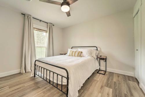 Katil atau katil-katil dalam bilik di Cherokee Lake Home with Private Dock and Patio!