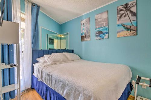 1 dormitorio con 1 cama con paredes azules en Beachside Corpus Christi Condo with Amenities!, en Corpus Christi