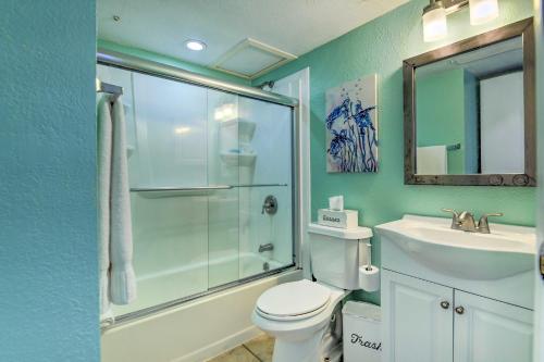 La salle de bains est pourvue d'une douche, de toilettes et d'un lavabo. dans l'établissement Beachside Corpus Christi Condo with Amenities!, à Corpus Christi