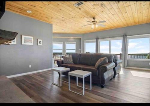 un salon avec un canapé et une table dans l'établissement Stunning Beachfront 3 Bedroom Home, CoralMoonBeach, à Bolivar Peninsula