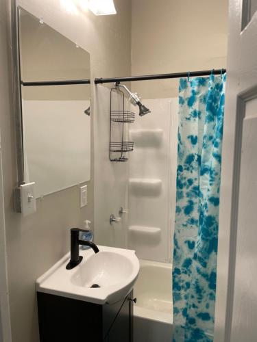 Ванная комната в Adorable Bungalow