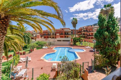 Cet appartement dispose d'une piscine et de palmiers. dans l'établissement Starfish playa, à Los Cancajos