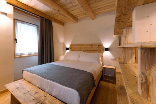 1 dormitorio con 1 cama grande en una habitación en Foresteria Spluga, en Campodolcino
