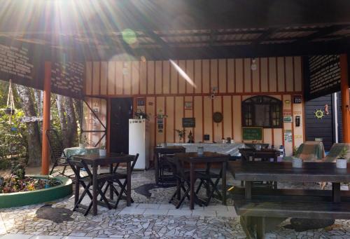 Un restaurante u otro lugar para comer en Pousada Recanto das Cores