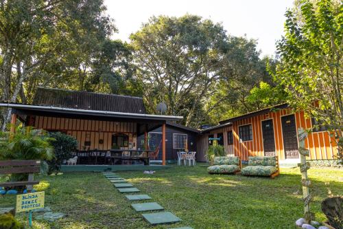 une maison avec une cour devant elle dans l'établissement Pousada Recanto das Cores, à Ilha do Mel