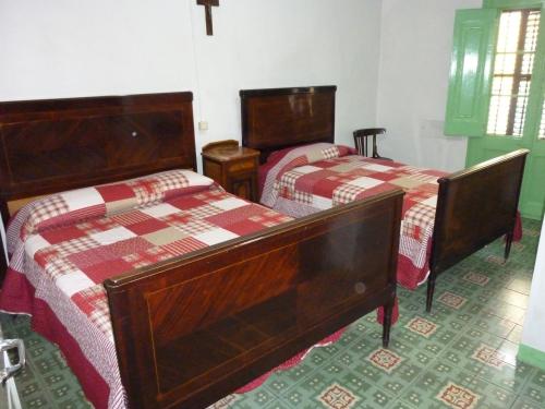 two beds sitting in a room with at Pensión Fonda Vilalta in Ribes de Freser