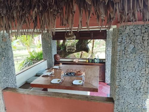 un comedor con mesa en un restaurante en La Tiaré île aux Nattes en Isla Santa María