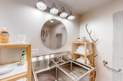 een badkamer met een wastafel en een spiegel bij Green Garden Getaway in Pawlet