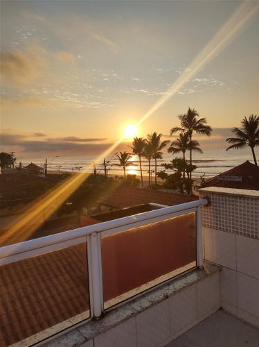 uma vista para o pôr-do-sol a partir da varanda de uma casa em Pousada & Hostel Boca da Barra em Itanhaém