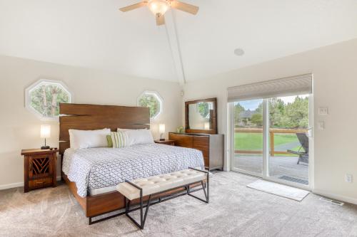 een slaapkamer met een bed en een groot raam bij Ridge Retreat in Redmond