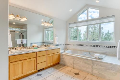 een badkamer met een bad en een groot raam bij Ridge Retreat in Redmond