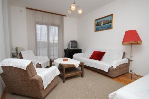 Apartments with parking space Pula - 7681