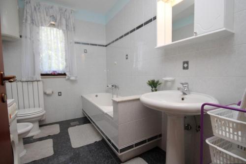 ein weißes Badezimmer mit Waschbecken und Toilette in der Unterkunft Holiday house with a parking space Krsan - Vlasici, Central Istria - Sredisnja Istra - 7685 in Kršan
