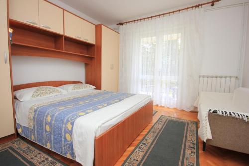 sypialnia z dużym łóżkiem i oknem w obiekcie Apartments with a parking space Moscenicka Draga, Opatija - 7740 w mieście Mošćenička Draga