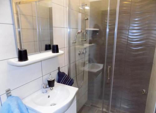 Un baño con ducha, lavabo e inodoro. en Studio Moscenice 7689b, en Mošćenička Draga