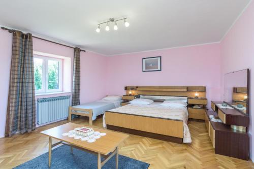 Llit o llits en una habitació de Family friendly house with a parking space Sveti Martin, Central Istria - Sredisnja Istra - 7849