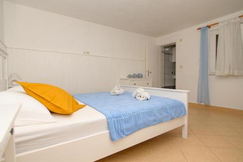 Postel nebo postele na pokoji v ubytování Apartment Nerezine 7963b