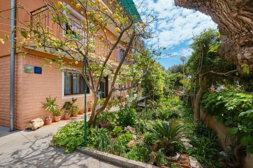 Apartments with a parking space Mali Losinj (Losinj) - 7972