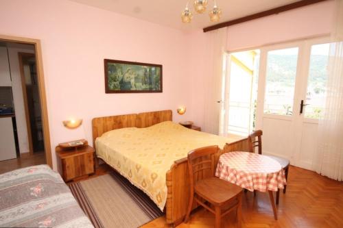 Ένα ή περισσότερα κρεβάτια σε δωμάτιο στο Apartments with a parking space Cres - 7994