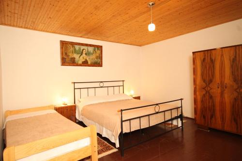 Postel nebo postele na pokoji v ubytování Holiday house with WiFi Stivan, Cres - 7995