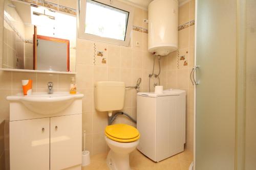 un piccolo bagno con servizi igienici e lavandino di Holiday house with WiFi Stivan, Cres - 7995 a Štivan
