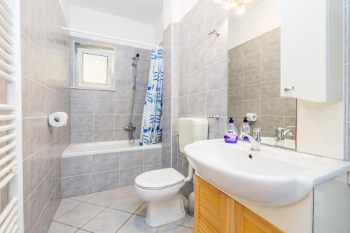 łazienka z umywalką, toaletą i wanną w obiekcie Apartment Moscenicka Draga 7766b w mieście Mošćenička Draga