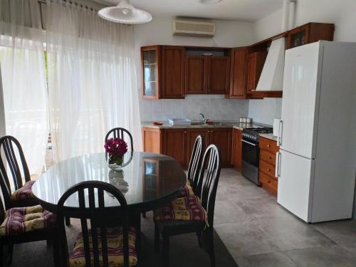 Kuchyň nebo kuchyňský kout v ubytování Apartments by the sea Medveja, Opatija - 7722