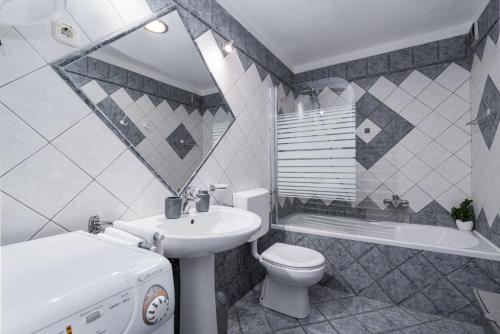 uma casa de banho com um lavatório, um WC e uma banheira em Apartments with WiFi Rijeka - 7825 em Rijeka
