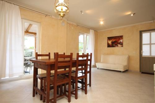 una sala da pranzo con tavolo, sedie e divano di Holiday house with a parking space Nerezine, Losinj - 8016 a Nerezine (Neresine)