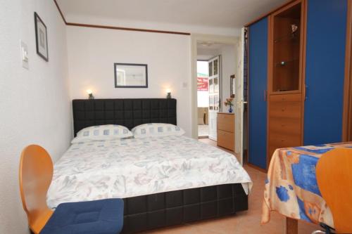 Un dormitorio con una cama grande con paredes azules. en Apartments by the sea Moscenicka Draga, Opatija - 7833, en Mošćenička Draga