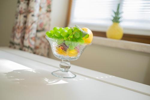 a glass bowl of fruit sitting on a counter at Ferienwohnungen Wildau am Werbellinsee in Schorfheide