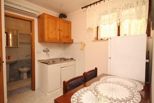 Η κουζίνα ή μικρή κουζίνα στο Apartment Susak 8047a